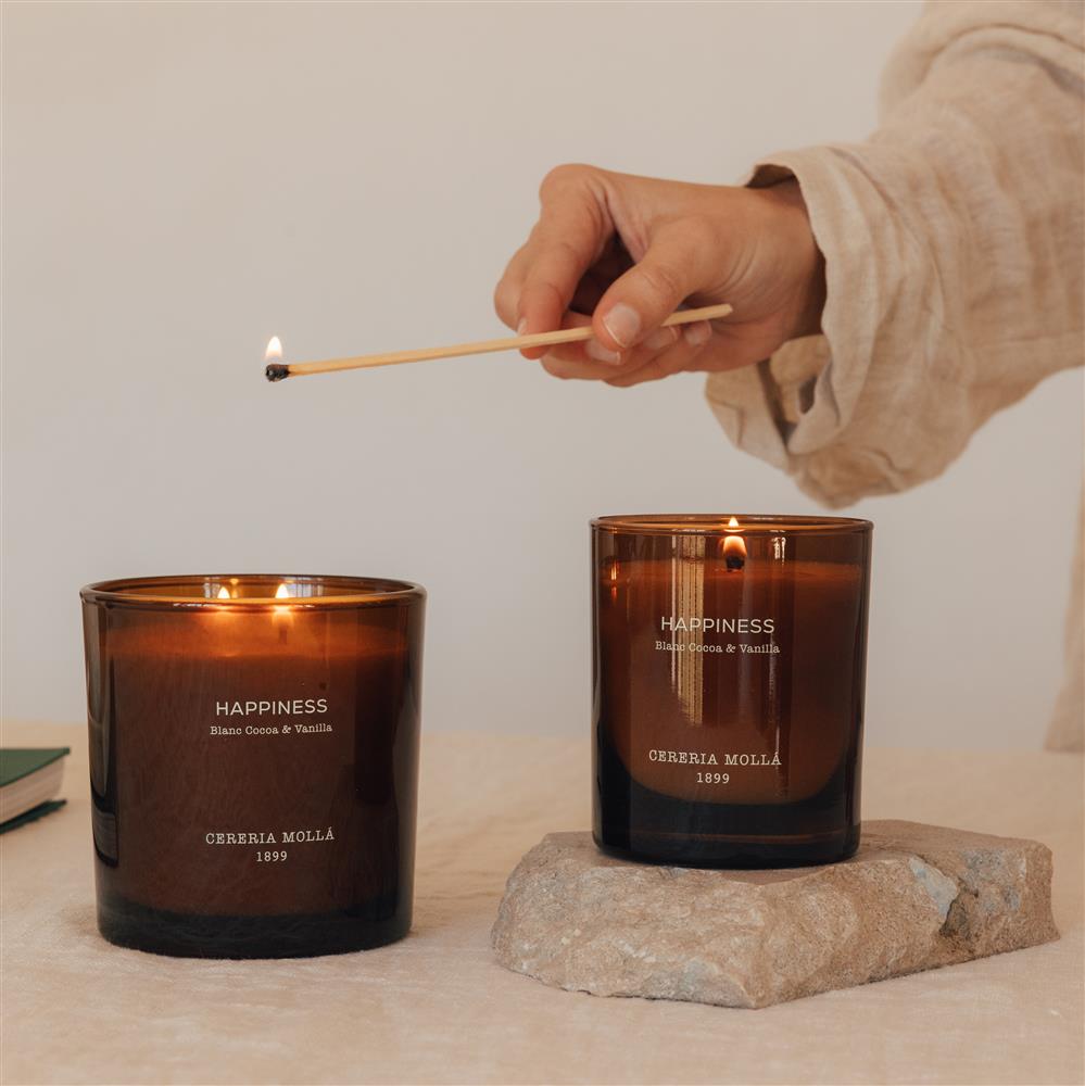 Cereria Mollá Wellbeing Happiness Candela profumata con 2 stoppini (370g) ambientazione