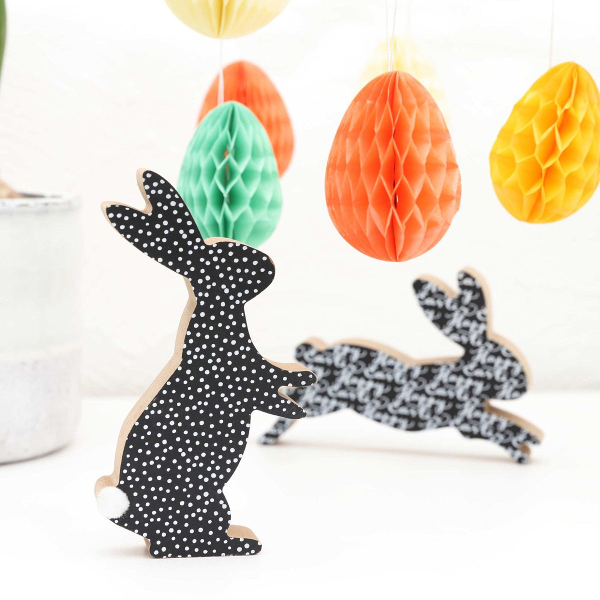 Papierdrachen Ostern-Holzaufsteller Hasen mit Puschelschwanz (3 Stk)