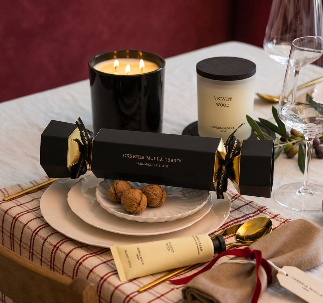 Cereria Mollà 1899 Gift Set Cracker Velvet Wood with 70 g scented candle & 30 ml hand cream (1 pc)
